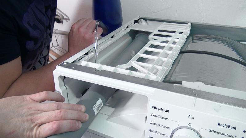 Wasser in die Reinigungsöffnung einfüllen