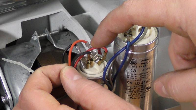 Kabel des Motors vom Kondensator abstecken