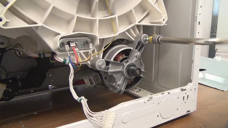 Festhalteschrauben des Motors entfernen