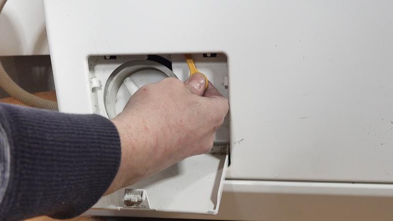 Notentriegelung beim Flusensieb einer Miele Waschmaschine Notentriegelung beim Flusensieb einer Miele Waschmaschine