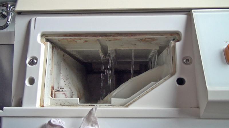 Wasser tröpfelt nur Wasser tröpfelt nur