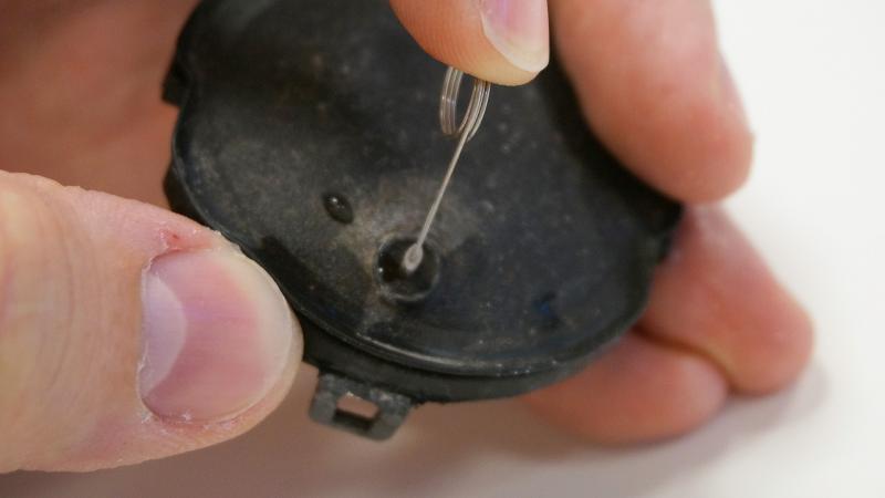 Diffusorplatte mit Nadel reinigen Diffusorplatte mit Nadel reinigen