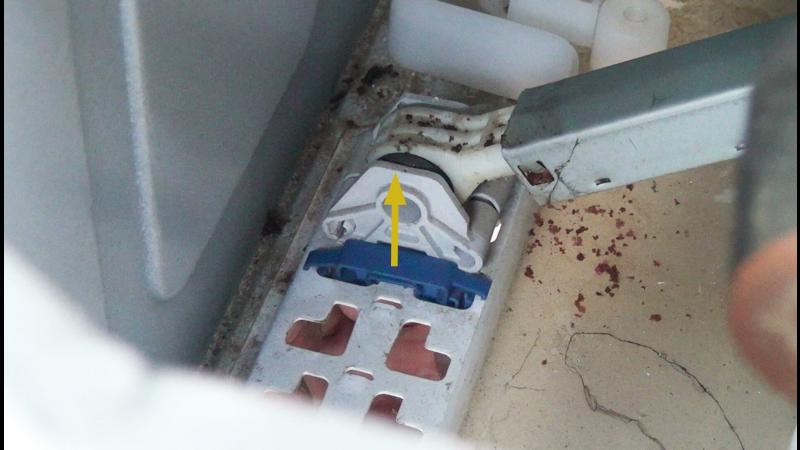 Sicherung des Stoßdämpfers herausdrücken Sicherung des Stoßdämpfers herausdrücken