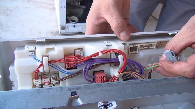 Steckerbelegung dokumentieren und Stecker abziehen