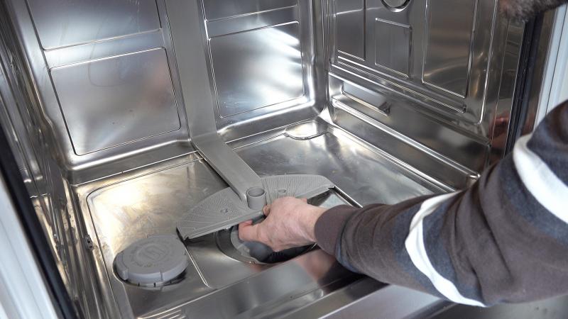 Wasserzulauf vorsichtig anheben