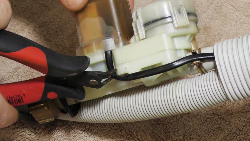 Anschlusskabel des alten Aquastops durchtrennen Anschlusskabel des alten Aquastops durchtrennen