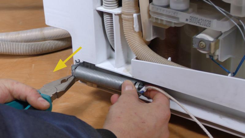 Feder mit Kombizange entfernen Feder mit Kombizange entfernen