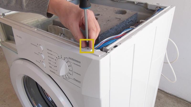 Rechte Schraube der Bedientafel lösen Rechte Schraube der Bedientafel lösen