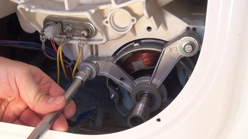 Schrauben des Motors entfernen Schrauben des Motors entfernen