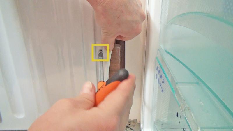 Schrauben hinter der Dichtaung auf Seite der Scharniere entfernen Schrauben hinter der Dichtaung auf Seite der Scharniere entfernen