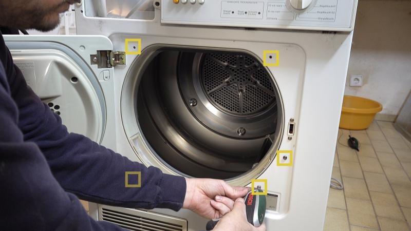 Weitere Schrauben der Front lösen Weitere Schrauben der Front lösen