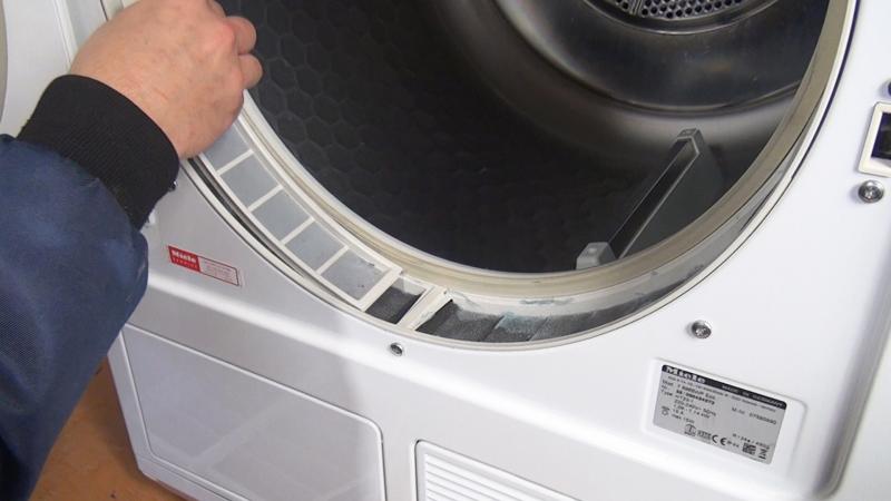 Flusenfilter des Maschinenrahmens öffnen Flusenfilter des Maschinenrahmens öffnen