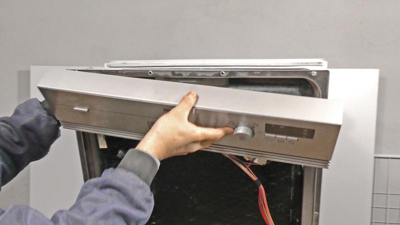 Spülmaschine untere Türdichtung wechseln-Bedienblende abnehmen Spülmaschine untere Türdichtung wechseln-Bedienblende abnehmen