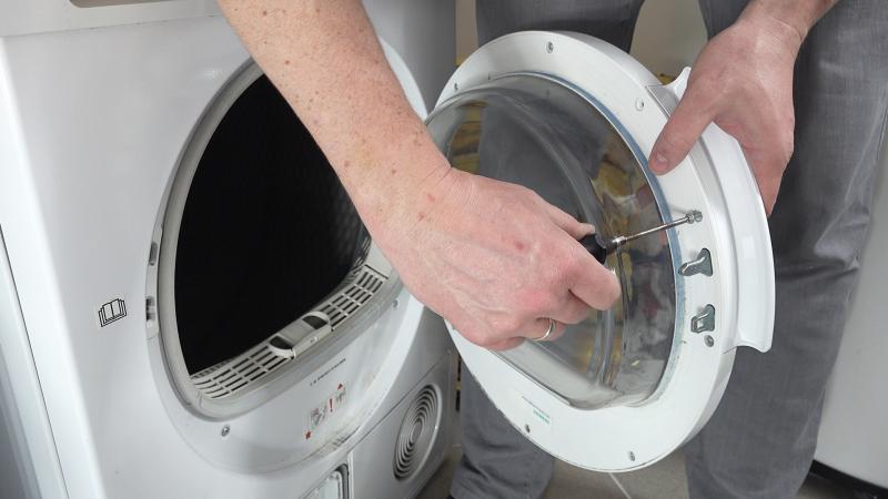 Neuen Griff verschrauben Neuen Griff verschrauben