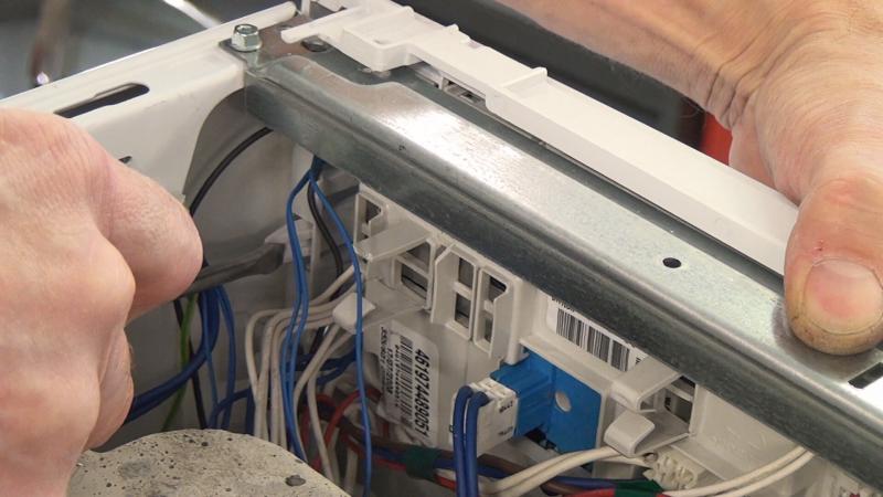 Verriegelung der Bedienblende lösen Verriegelung der Bedienblende lösen