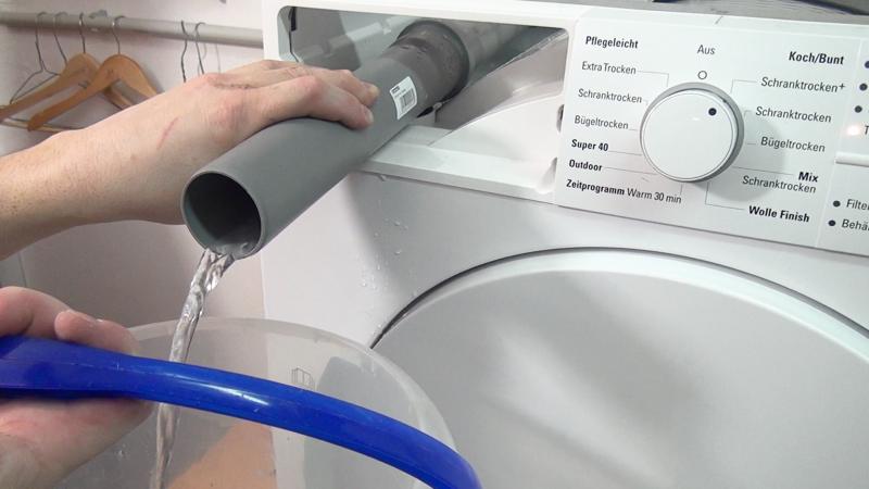 Trockner einschalten und Wasser ableiten