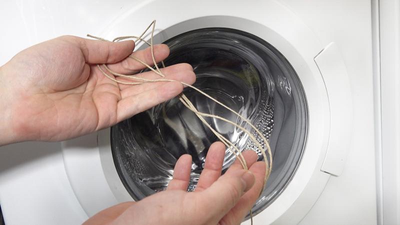 Bindfaden als Werkzeug zum Öffnen der Waschmaschine Bindfaden als Werkzeug zum Öffnen der Waschmaschine