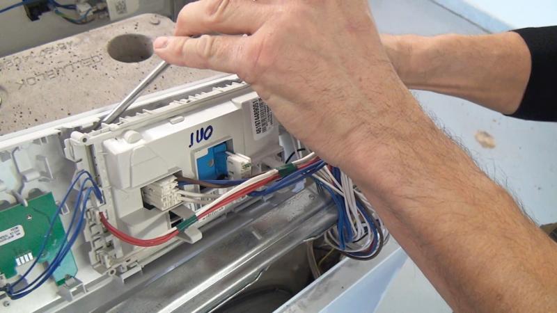 Elektronik von der Bedienblende lösen Elektronik von der Bedienblende lösen