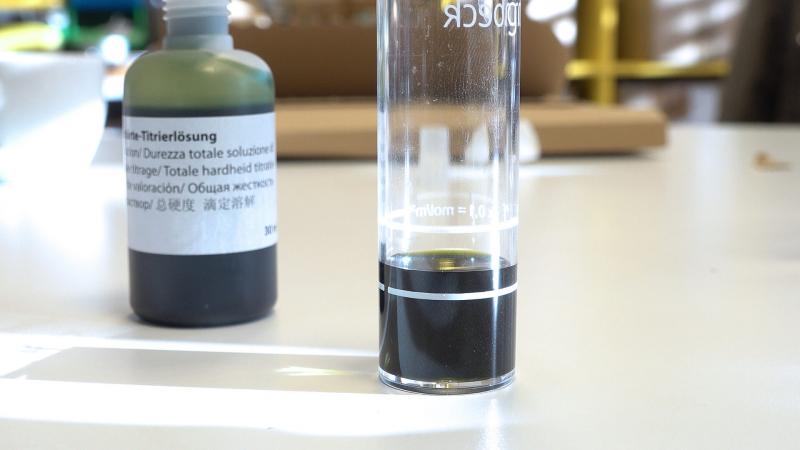 pH-Wert im Spülwasser mit Titrierlösung bestimmen