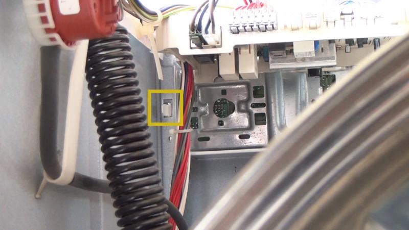 Verriegelung der Bedientafel lösen