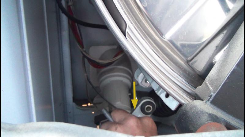 Stoßdämpfer vom Bottich lösen Stoßdämpfer vom Bottich lösen