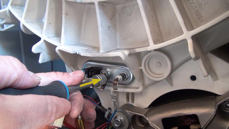 Mutter samt Gewinde etwas hineindrücken Mutter samt Gewinde etwas hineindrücken