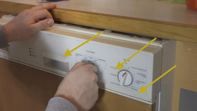 Spülmaschine aus der Küchenzeile hervorschieben