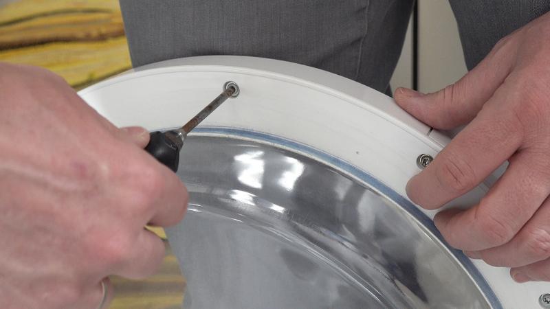 Anderen Schrauben des Rahmens nachziehen Anderen Schrauben des Rahmens nachziehen