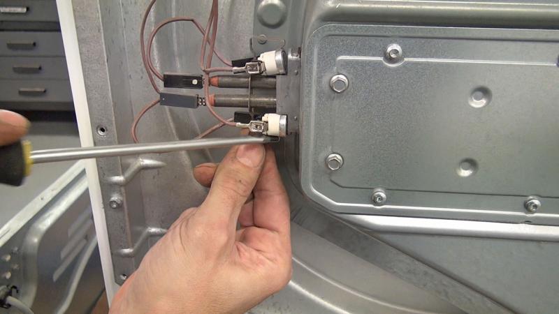 Untere Klemme der Temperaturfühler lösen Untere Klemme der Temperaturfühler lösen