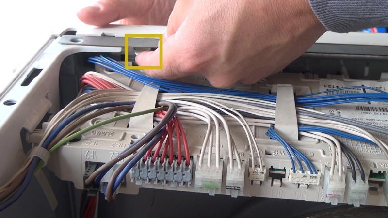 Verriegelung der Bedientafel lösen