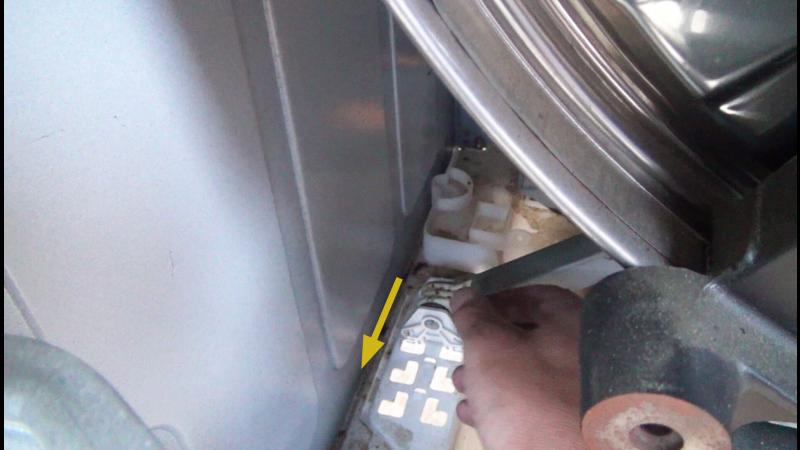 Stoßdämpfer zur Seite schieben Stoßdämpfer zur Seite schieben