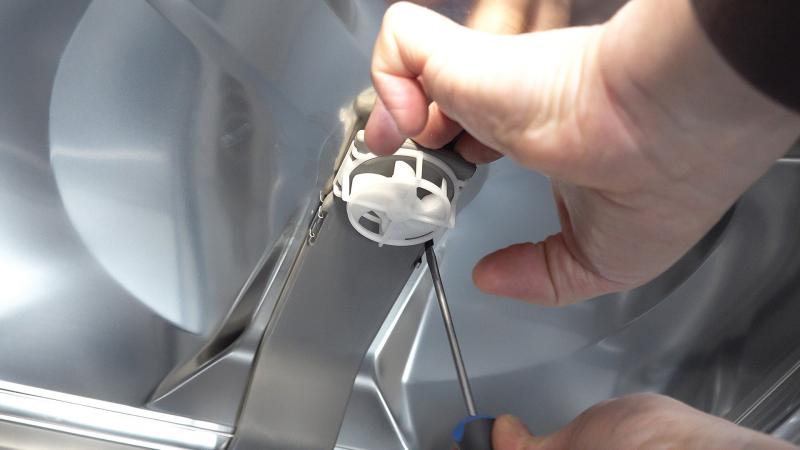 Halteclips des Zulaufs an der Decke lösen