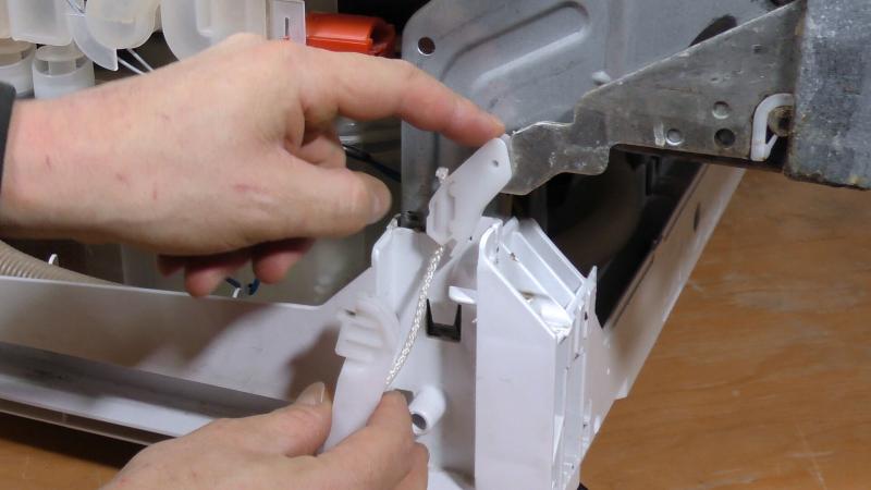 Seilzug in das Scharnier einhängen Seilzug in das Scharnier einhängen