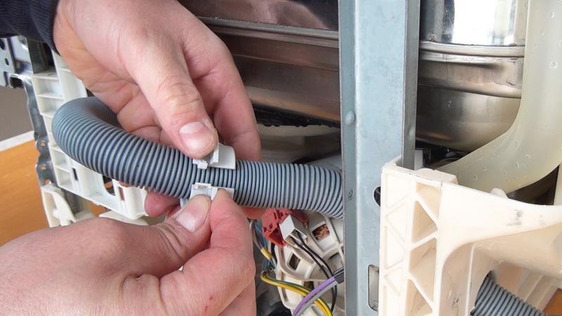 Durchführung des Ablaufschlauchs entfernen Durchführung des Ablaufschlauchs entfernen