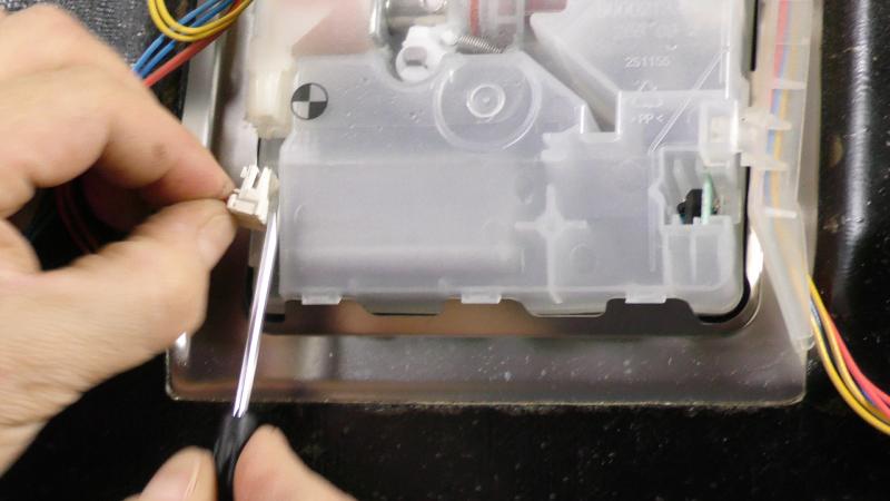Spülmaschine untere Türdichtung wechseln-Kabel der Spülmitteldosierung entfernen Spülmaschine untere Türdichtung wechseln-Kabel der Spülmitteldosierung entfernen