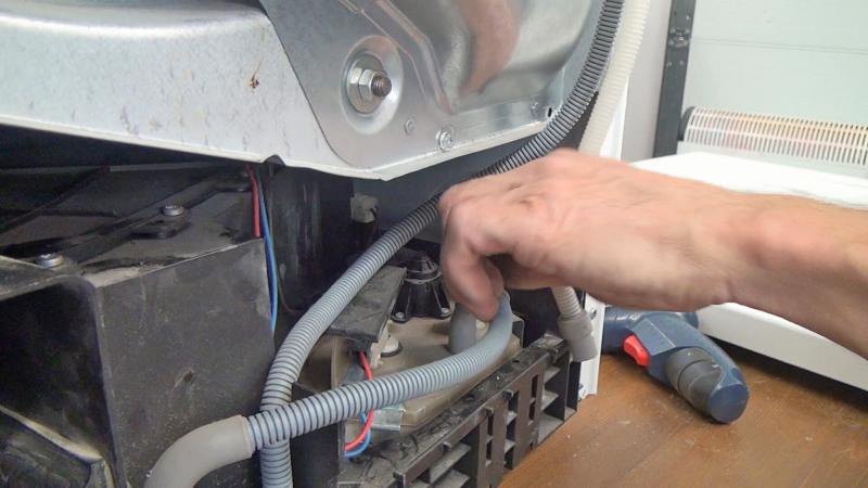 Zulaufschlauch zum Wassertank am Pumpengehäuse lösen