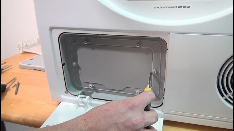 Luke mit dem Cuttermesser vorsichtig aufschneiden