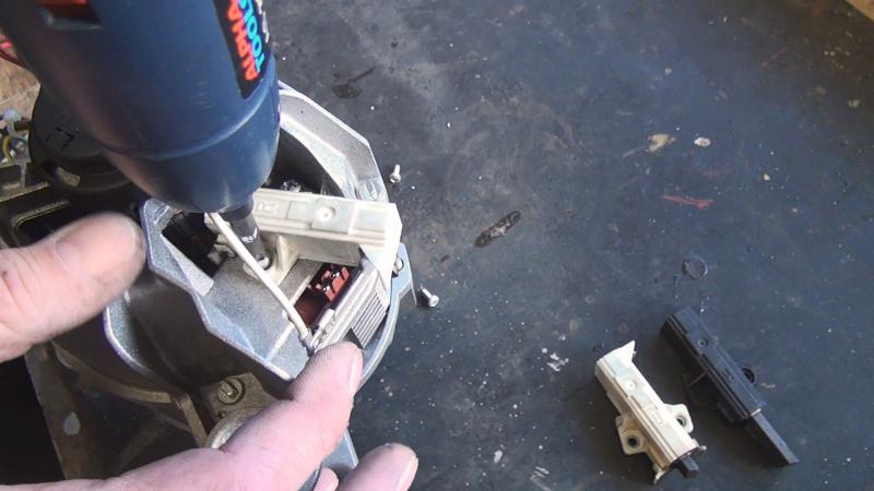 Schrauben der Kohlebürsten entfernen