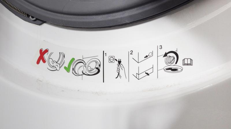 Anleitung am Rahmen der Waschmaschine bei einer Tür ohne Haken und ohne Notentriegelung Anleitung am Rahmen der Waschmaschine bei einer Tür ohne Haken und ohne Notentriegelung