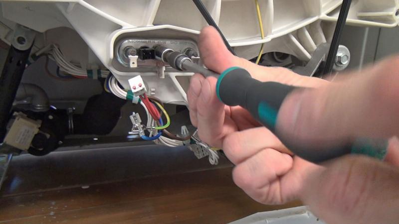 Halteschraube lösen