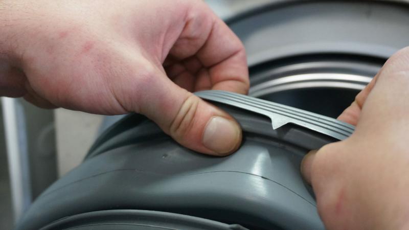 Nut der Türmanschette aufklappen