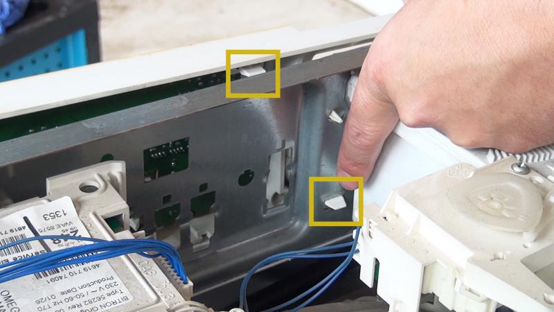 Widerhaken der Bedientafel lösen 03