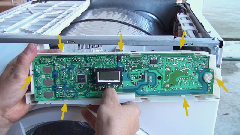 Platine aus dem Platinengehäuse entfernen