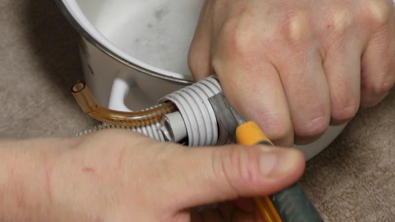 Gegebenenfalls Rippenschlauch einkürzen Gegebenenfalls Rippenschlauch einkürzen