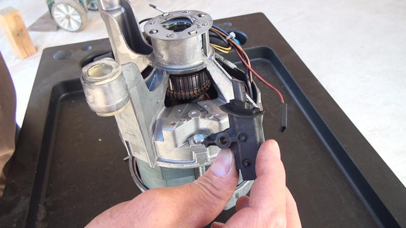 Motorkohlen entfernen Motorkohlen entfernen