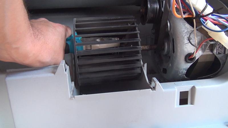 Sicherungsring des Lüfterrades lösen Sicherungsring des Lüfterrades lösen