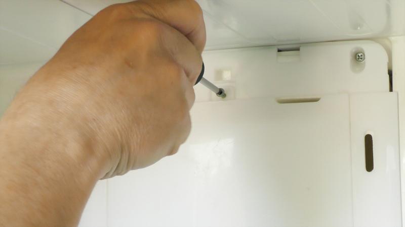 Lampenabdeckung verschrauben