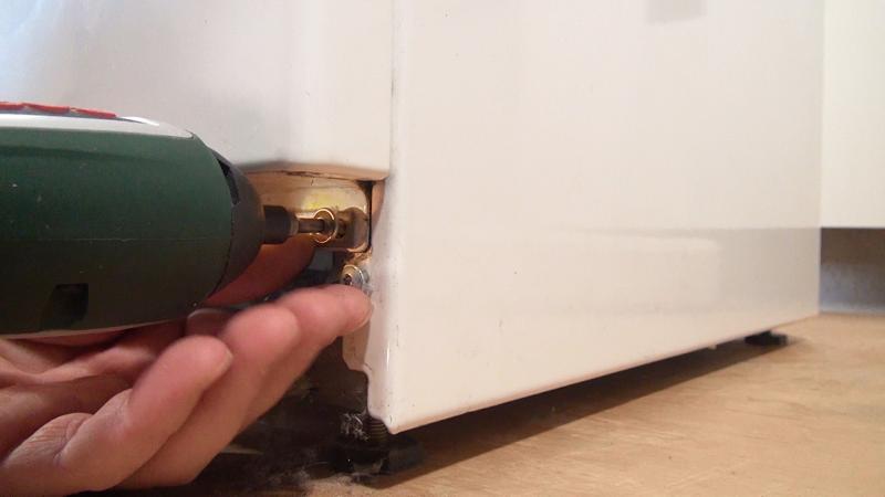 Schraube der Front entfernen