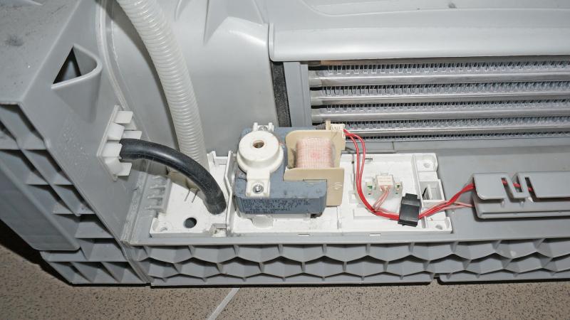 Zugang zur Kondensorpumpe Zugang zur Kondensorpumpe