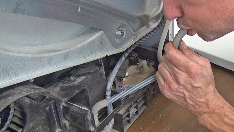 Zulaufschlauch auf Durchgängigkeit prüfen